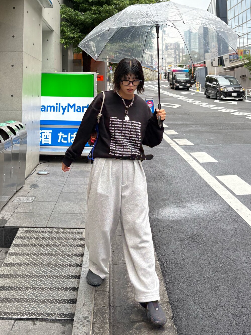 ブラック系のスウェット、グレー系のその他パンツ、ブルー系のショルダーバッグを着用したレディースの秋コーディネートの3枚目の写真