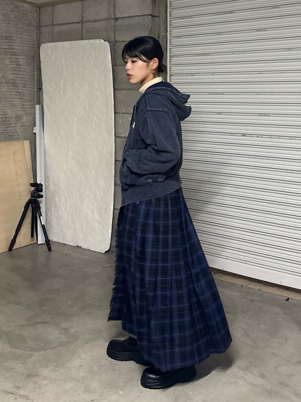 ブルー系のスカート、ブルー系のパーカー、ホワイト系のニット/セーターを着用したレディースの冬コーディネートの2枚目の写真