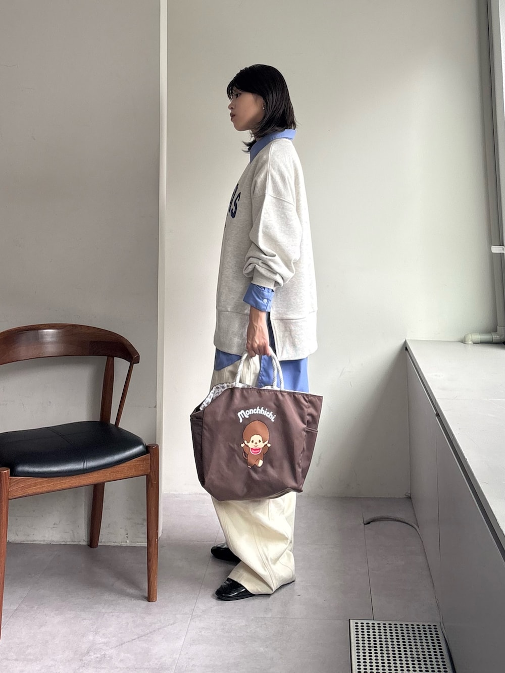 ホワイト系のスウェット、ブルー系のシャツ/ブラウス、ブラウン系のショルダーバッグを着用したレディースの春コーディネートの3枚目の写真