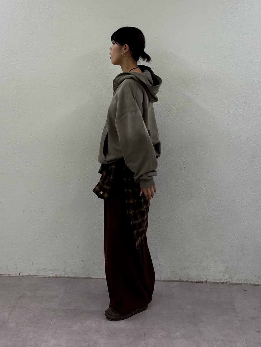 ベージュ系のパーカー、ブラウン系のシャツ/ブラウス、ブラウン系のスラックスを着用したレディースの冬コーディネートの2枚目の写真