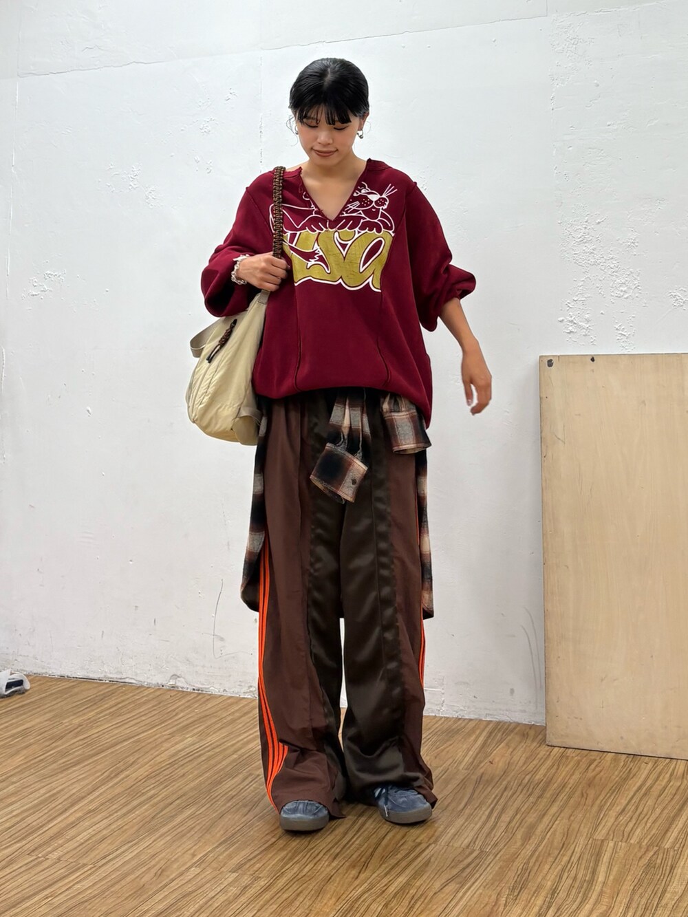 レッド系のスウェット、ブラウン系のシャツ/ブラウス、ブラウン系のスウェットパンツを着用したレディースの夏コーディネートの2枚目の写真