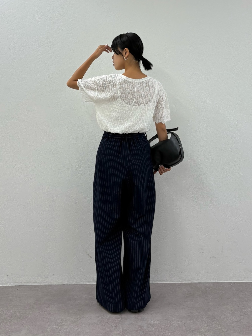 「秋服、秋のコーデ、オトナカワイイ、大人ファッション、キレイめコーデ、おしゃれさんと繋がりたい、おでかけコーデ、初秋のパンツスタイル、お洒落さんとつながりたい、今日のコーデ、大人コーデ、シンプル」｜「CIAOPANIC TYPYのシアーレース半袖メロウトップス（Tシャツ/カットソー、ホワイト系）」を使った、kkyn78さん（レディース・159cm）の秋コーディネートの2枚目の写真