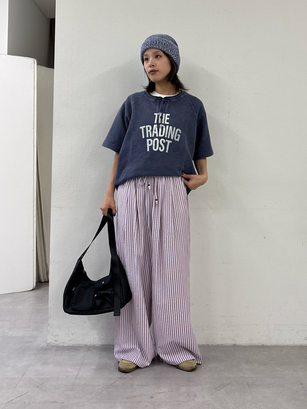 ブルー系のTシャツ/カットソー、ピンク系のその他パンツ、ブラック系のショルダーバッグを着用したレディースの春コーディネートの2枚目の写真