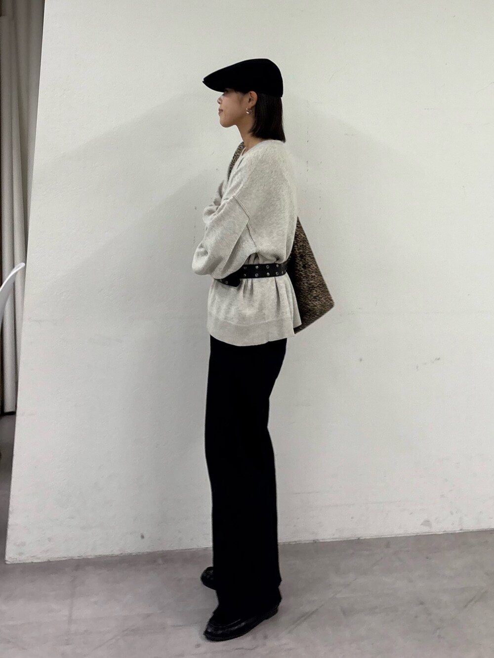 ホワイト系のニット/セーター、ブラック系のその他パンツ、ベージュ系のトートバッグを着用したレディースの秋コーディネートの2枚目の写真