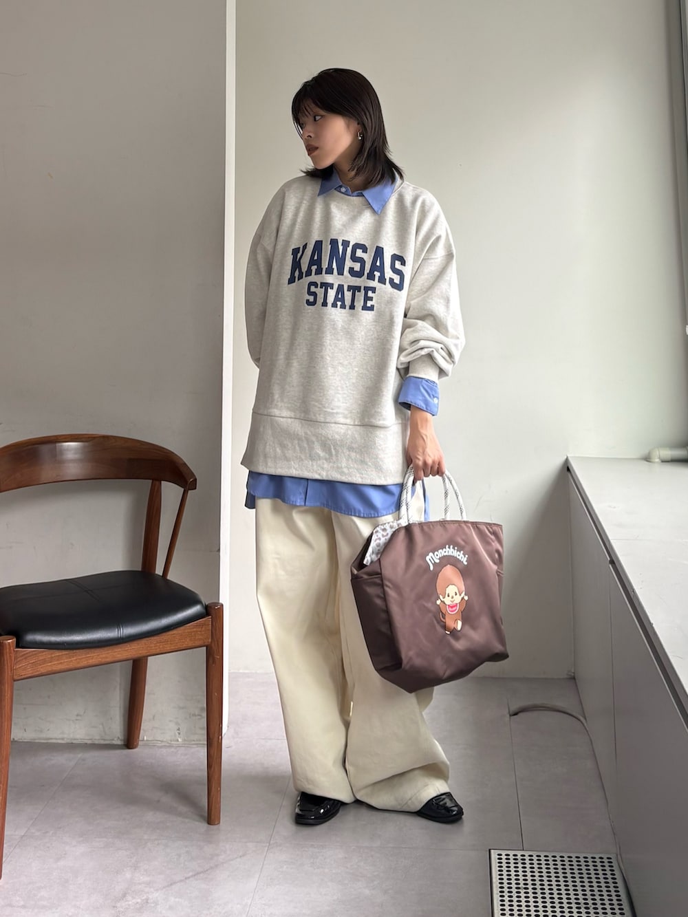 ホワイト系のスウェット、ブルー系のシャツ/ブラウス、ブラウン系のショルダーバッグを着用したレディースの春コーディネートの2枚目の写真