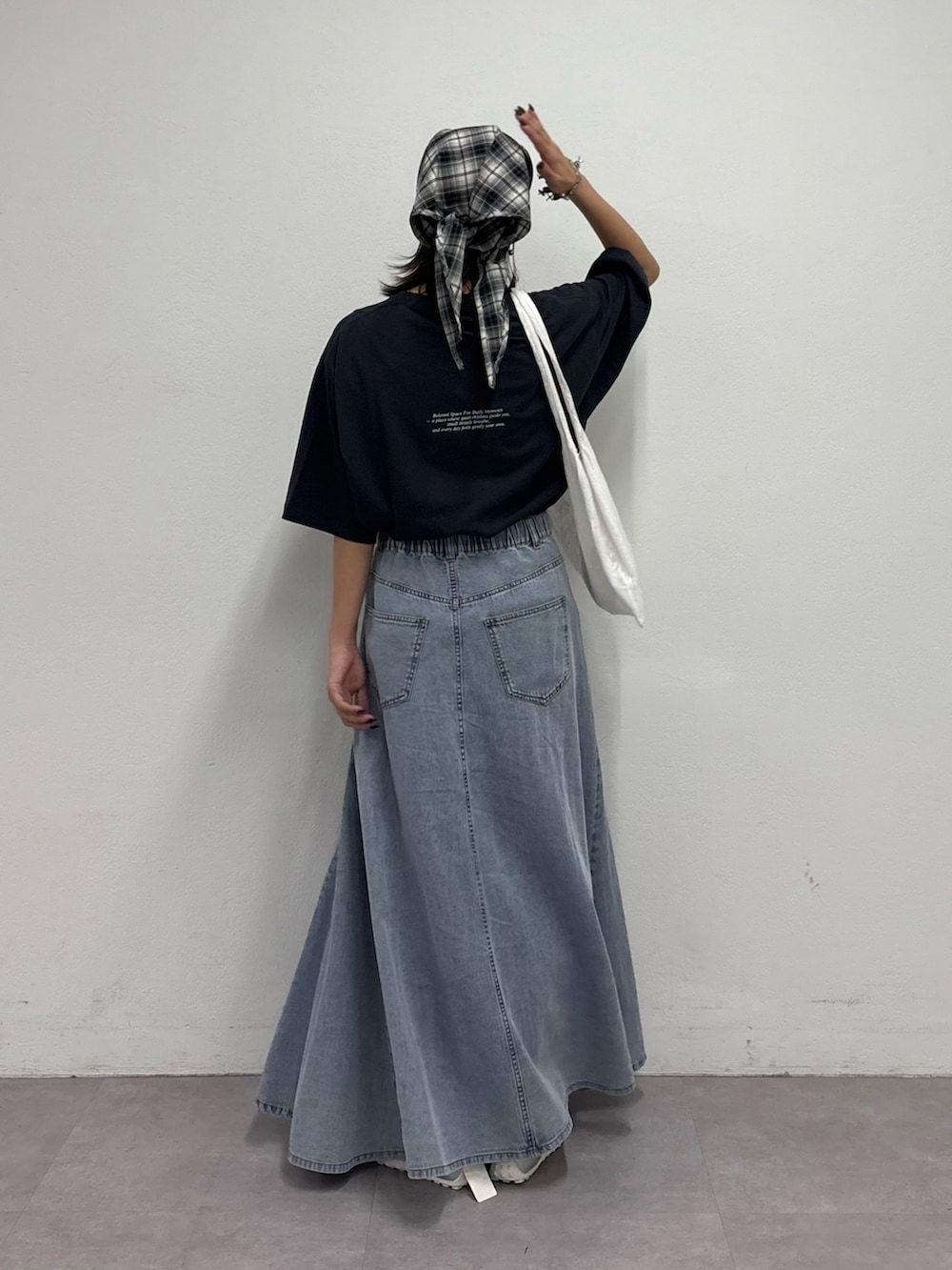 グレー系のTシャツ/カットソー、ホワイト系のトートバッグ、ブルー系のスカートを着用したレディースの春コーディネートの3枚目の写真