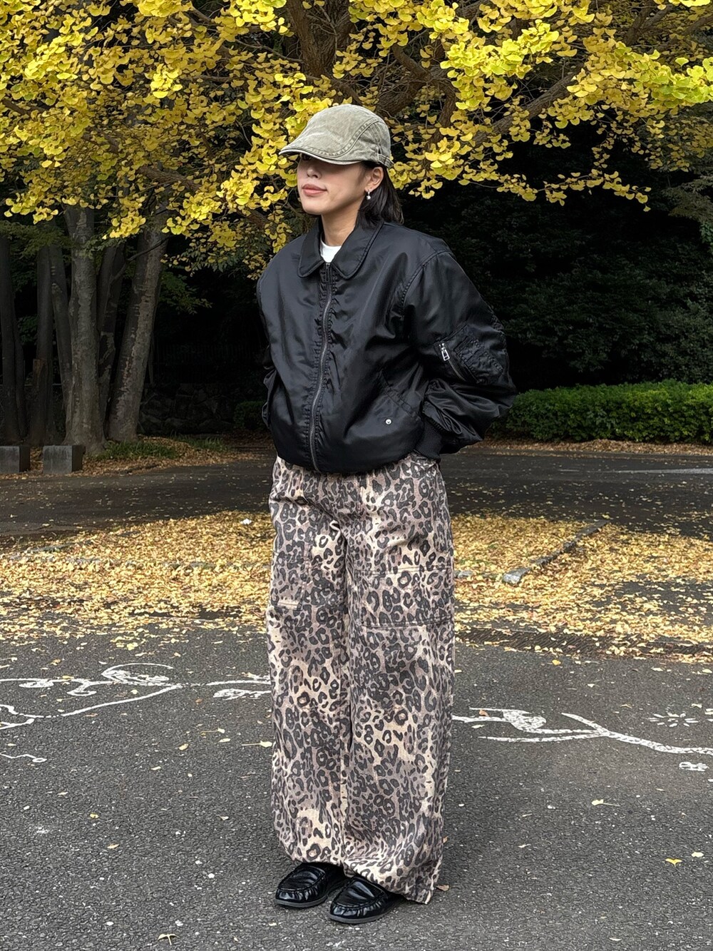 ブラック系のMA-1、ブラック系のローファー、ベージュ系のその他パンツを着用したレディースの秋コーディネートの2枚目の写真