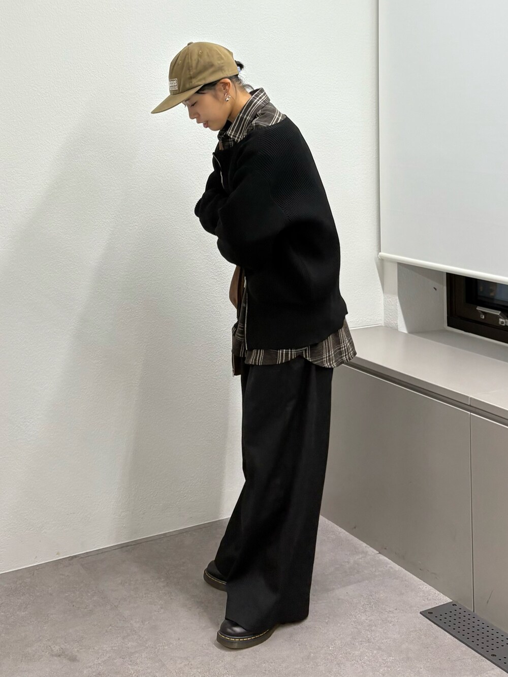 ブラウン系のシャツ/ブラウス、ブラック系のデニムパンツ、ブラウン系のトートバッグを着用したレディースの秋コーディネートの2枚目の写真