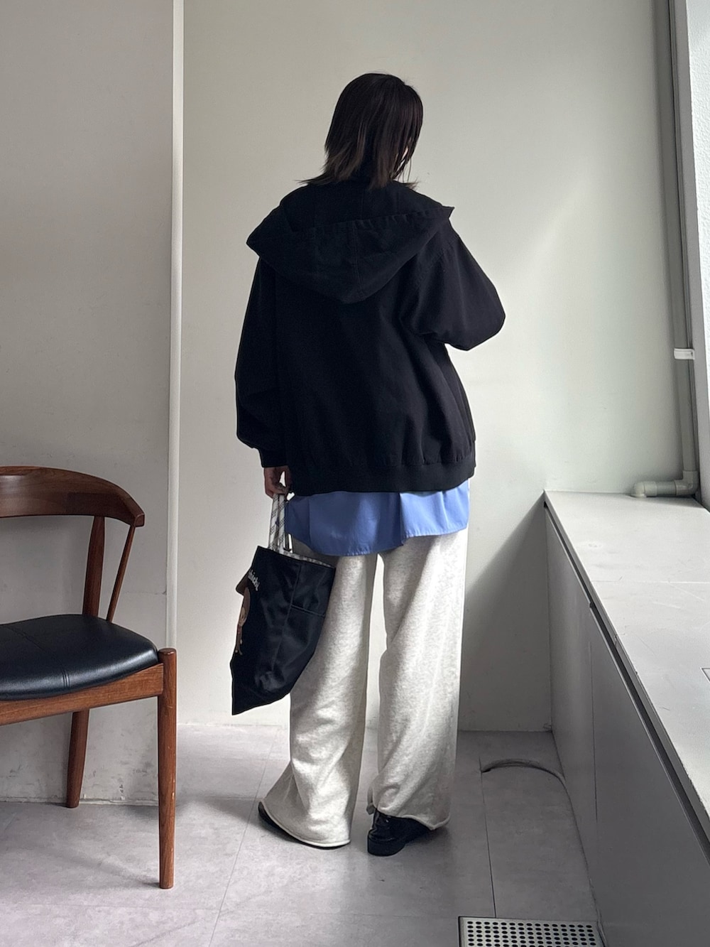 ブルー系のシャツ/ブラウス、ブラック系のデニムジャケット、ブラック系のショルダーバッグを着用したレディースの春コーディネートの4枚目の写真