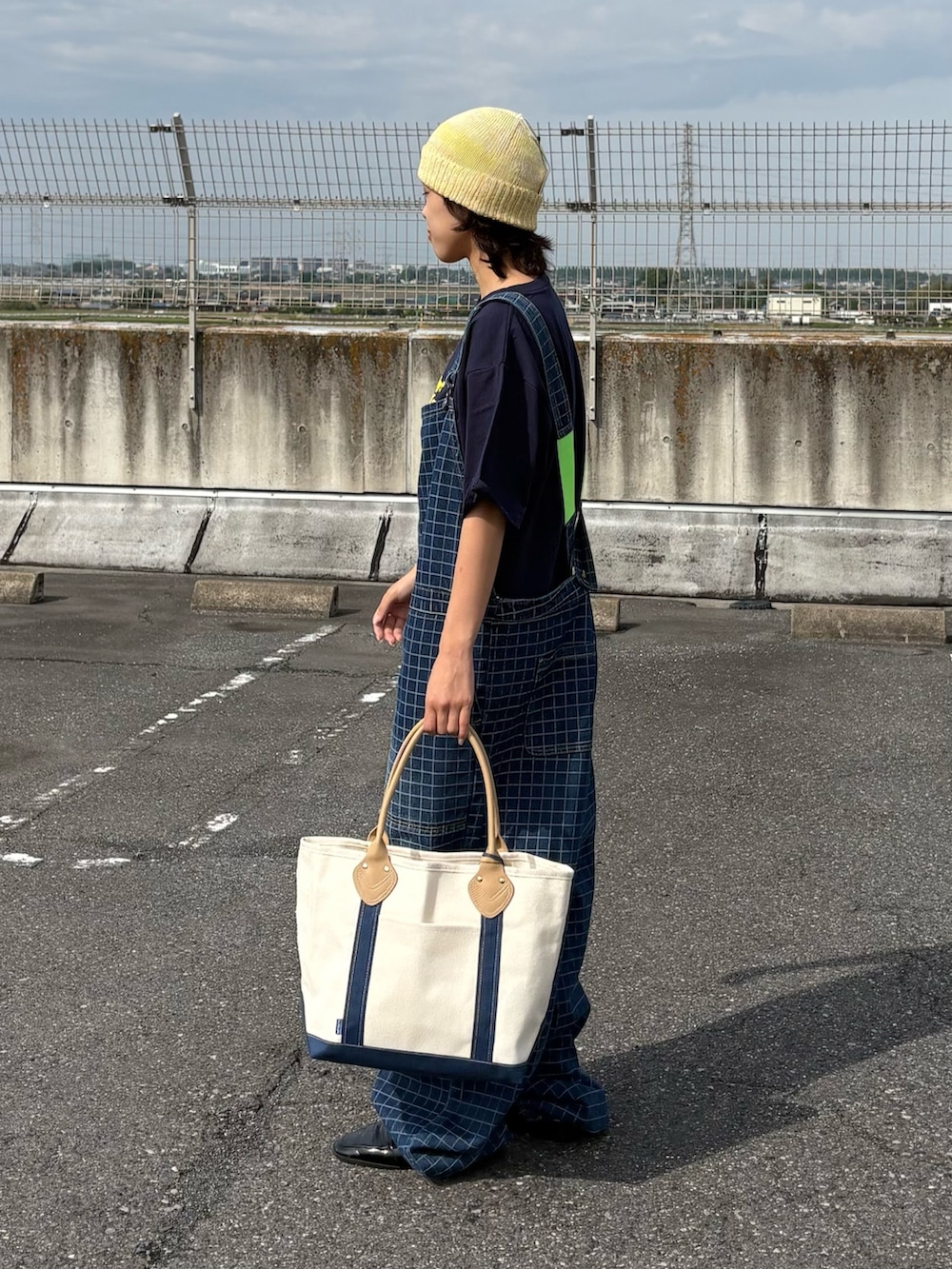 ブルー系のTシャツ/カットソー、ブルー系のサロペット/オーバーオール、ブルー系のトートバッグを着用したレディースの春コーディネートの2枚目の写真