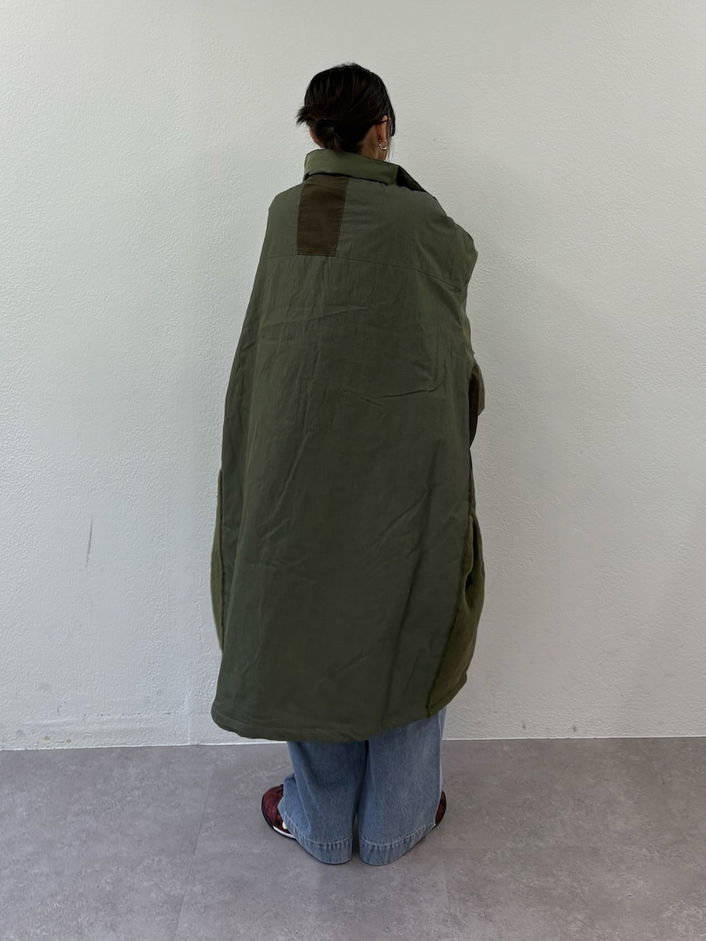 ブルー系のデニムパンツ、ホワイト系のスウェット、ブルー系のシャツ/ブラウスを着用したレディースの秋コーディネートの3枚目の写真