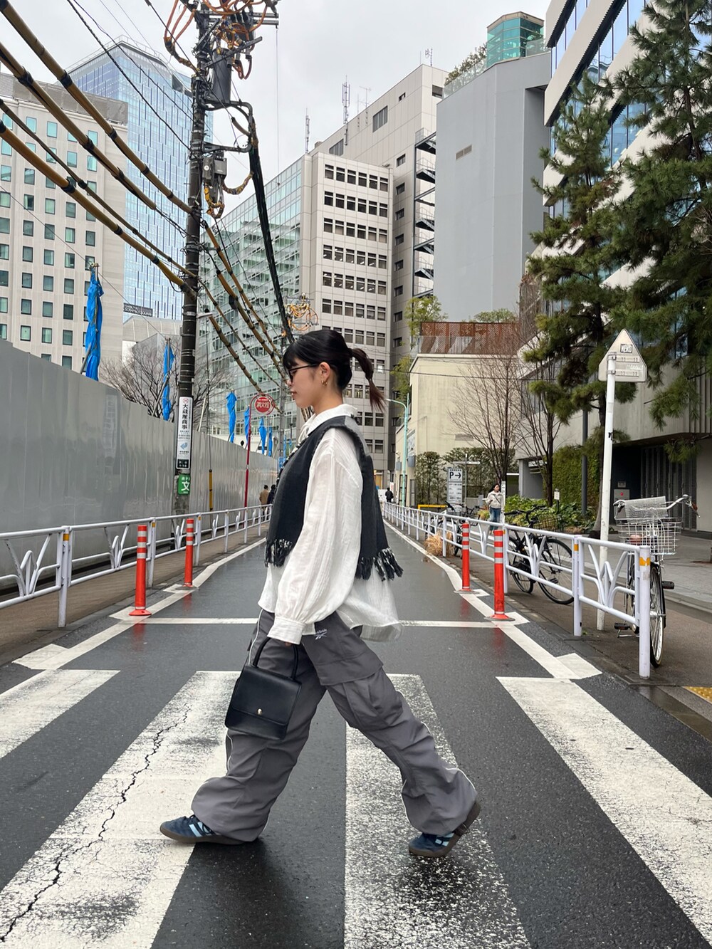 グレー系のカーゴパンツ、ブラック系のジャケット/アウター、ホワイト系のシャツ/ブラウスを着用したレディースの春コーディネートの2枚目の写真