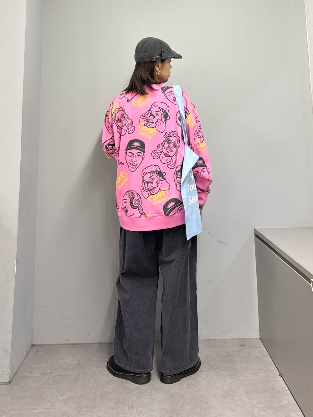 ピンク系のTシャツ/カットソー、ブルー系のその他パンツ、ブルー系のトートバッグを着用したレディースの春コーディネートの3枚目の写真