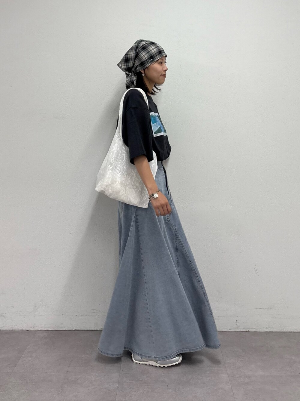 グレー系のTシャツ/カットソー、ホワイト系のトートバッグ、ブルー系のスカートを着用したレディースの春コーディネートの2枚目の写真