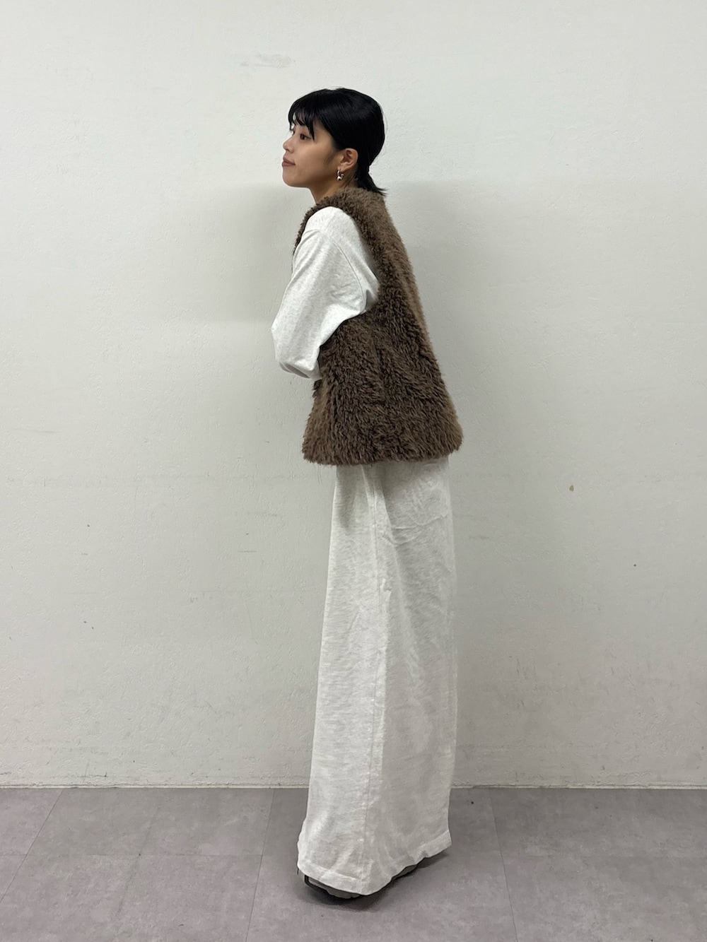 グレー系のワンピースを着用したレディースの秋コーディネートの2枚目の写真