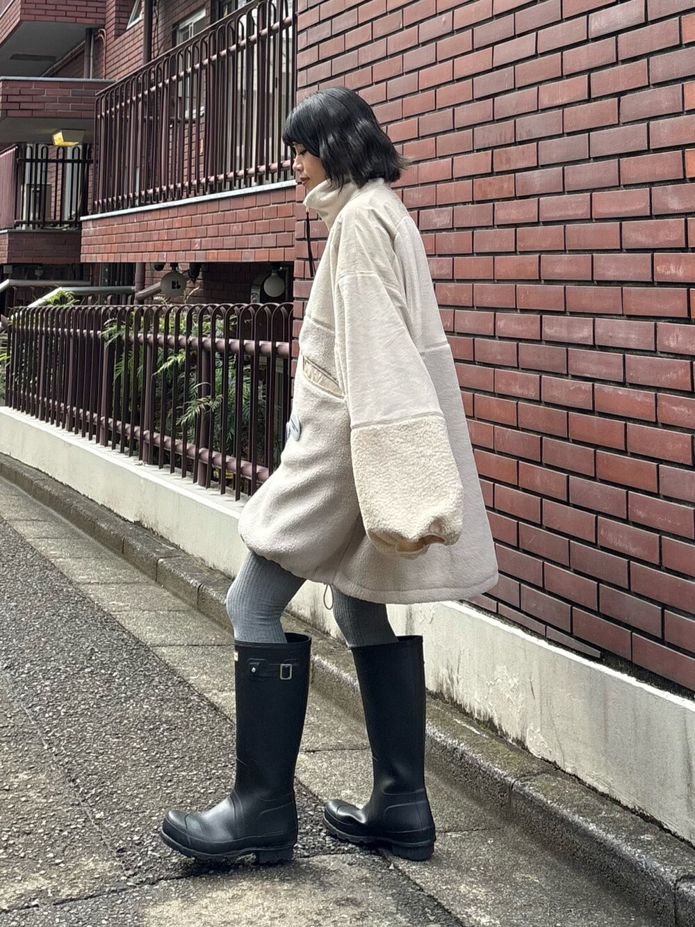 ホワイト系のブルゾン、ブラウン系のTシャツ/カットソーを着用したレディースの秋コーディネートの2枚目の写真