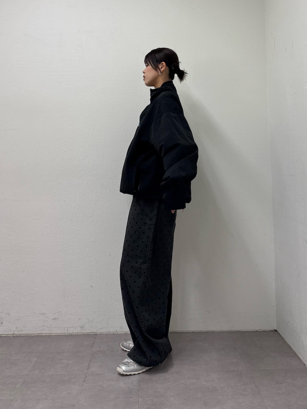 ブラック系のナイロンジャケット、グレー系のその他パンツ、シルバー系のスニーカーを着用したレディースの冬コーディネートの3枚目の写真