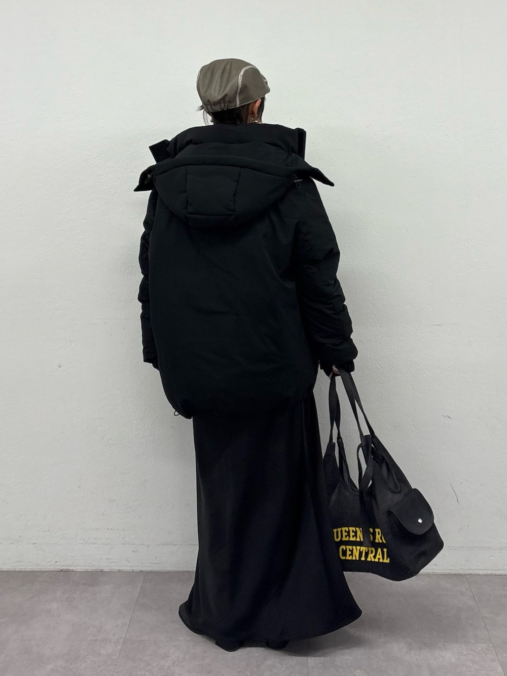 ブラック系のスカート、ブラック系のブーツ、グレー系のスウェットを着用したレディースの冬コーディネートの3枚目の写真