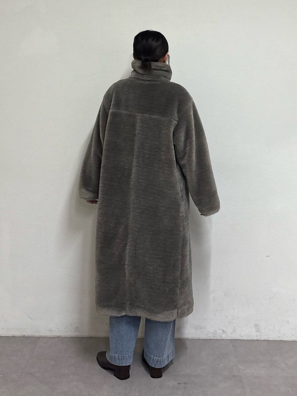 グレー系のその他アウター、ブルー系のデニムパンツ、ブラウン系のブーツを着用したレディースの秋コーディネートの3枚目の写真