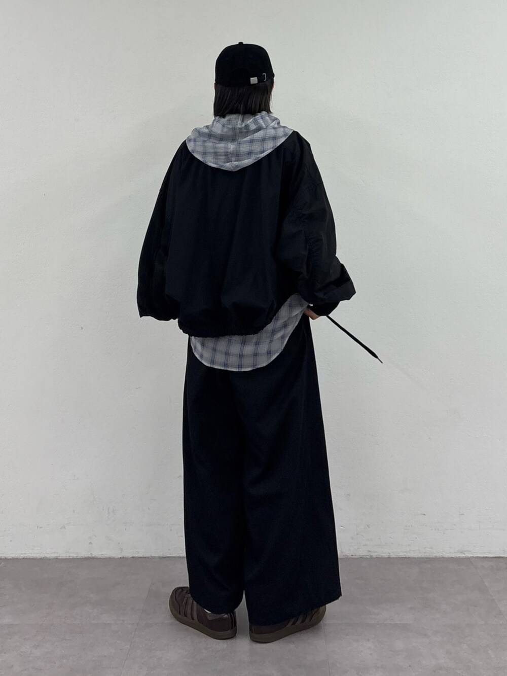 ブルー系のシャツ/ブラウス、ブラック系のブルゾン、ブラック系のデニムパンツを着用したレディースの秋コーディネートの3枚目の写真