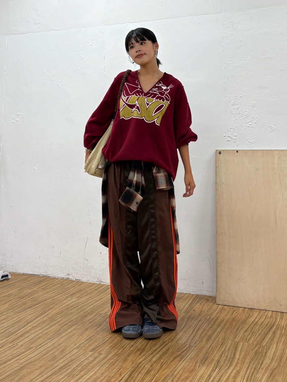 レッド系のスウェット、ブラウン系のシャツ/ブラウス、ブラウン系のスウェットパンツを着用したレディースの夏コーディネートの4枚目の写真