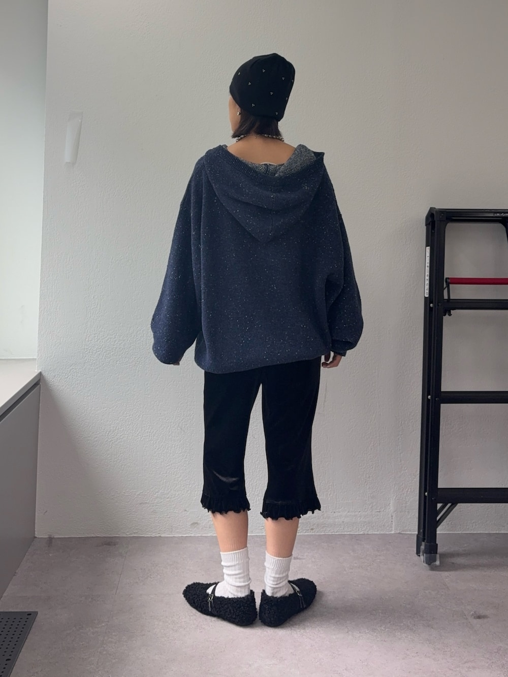 ブルー系のパーカー、ブラック系のその他パンツ、ブラック系のその他シューズを着用したレディースの秋コーディネートの4枚目の写真