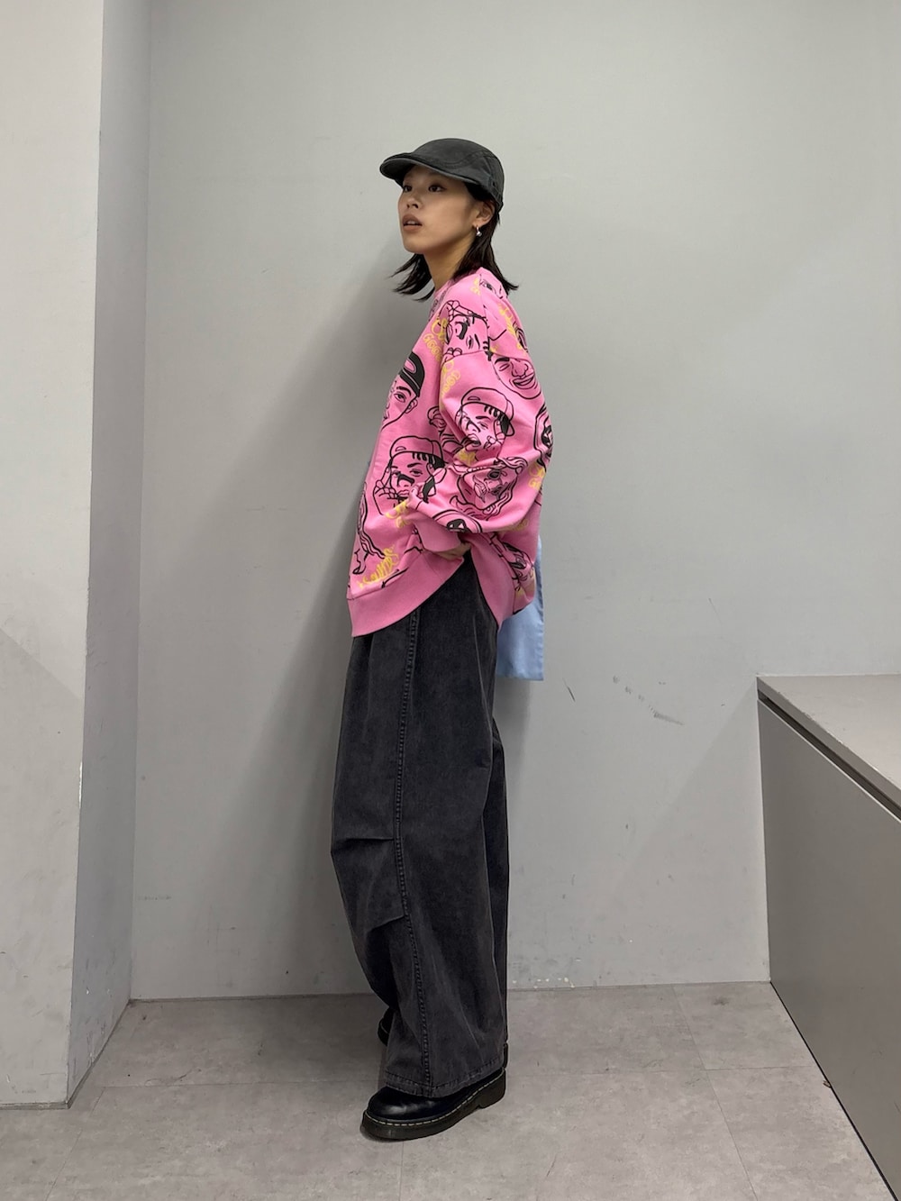 ピンク系のTシャツ/カットソー、ブルー系のその他パンツ、ブルー系のトートバッグを着用したレディースの春コーディネートの2枚目の写真