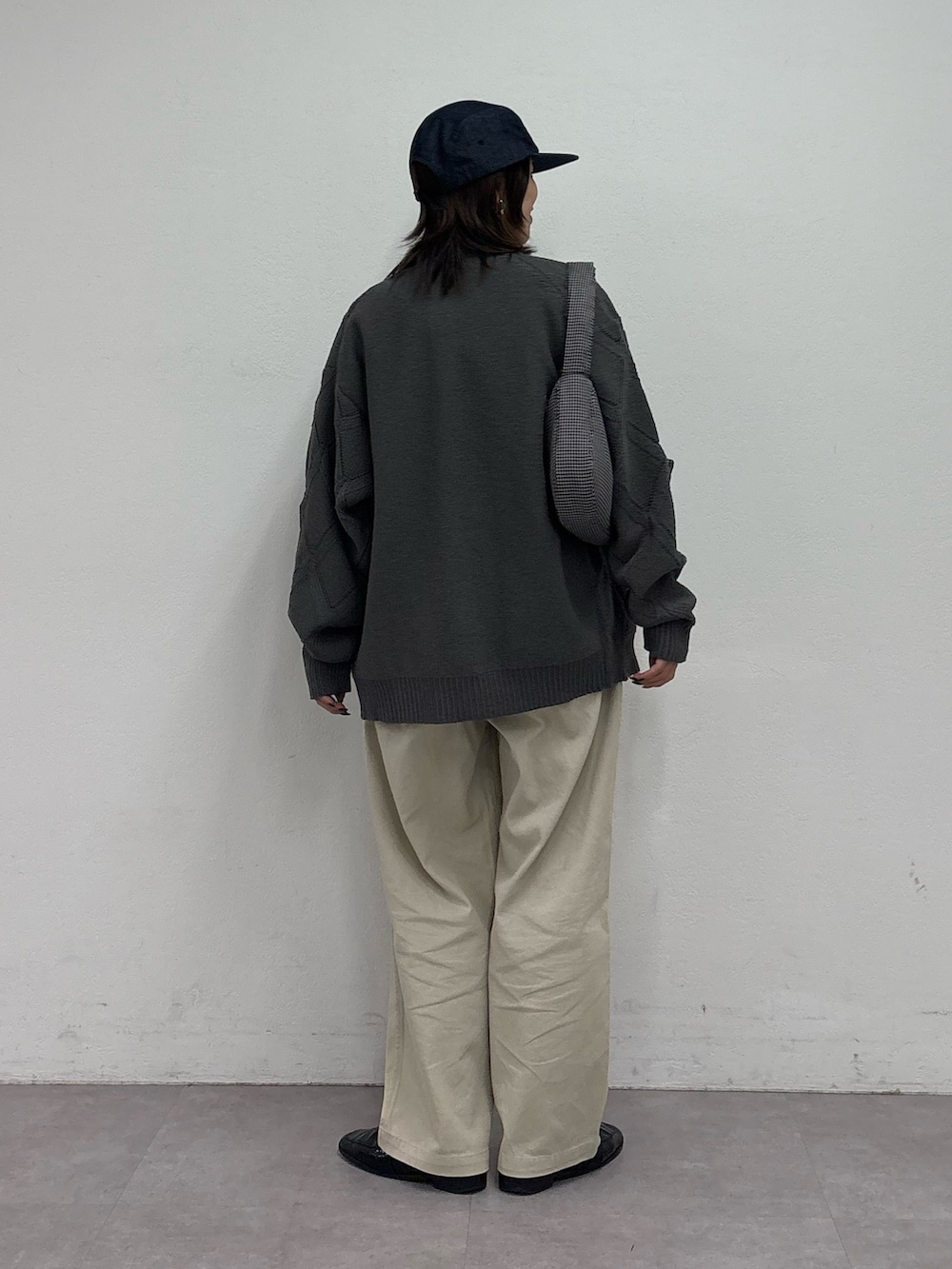 グレー系のカーディガン/ボレロ、グレー系のTシャツ/カットソー、ホワイト系のチノパンツを着用したレディースの春コーディネートの4枚目の写真