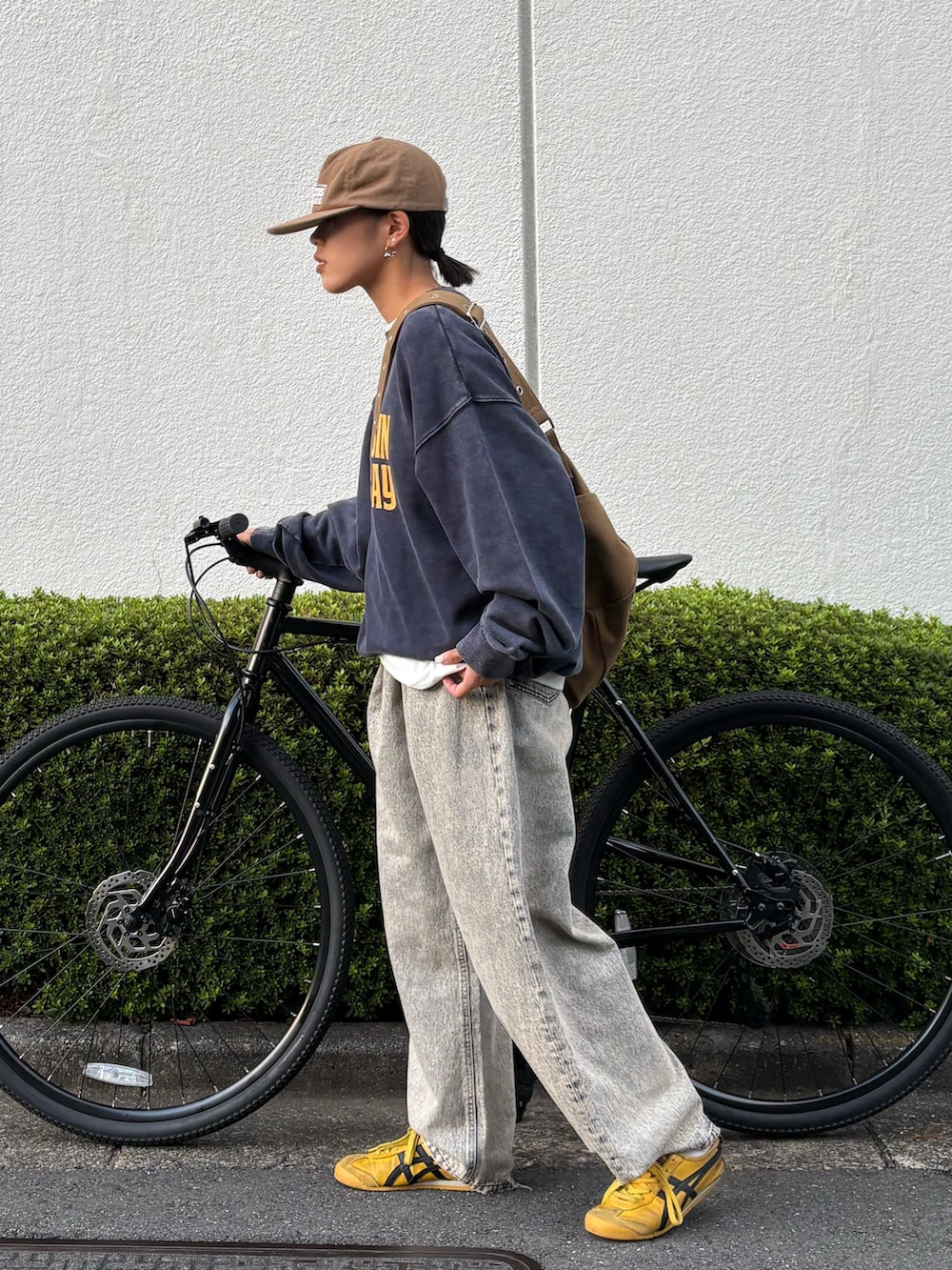 ブルー系のスウェット、ホワイト系のTシャツ/カットソー、ブラック系のデニムパンツを着用したレディースの秋コーディネートの2枚目の写真