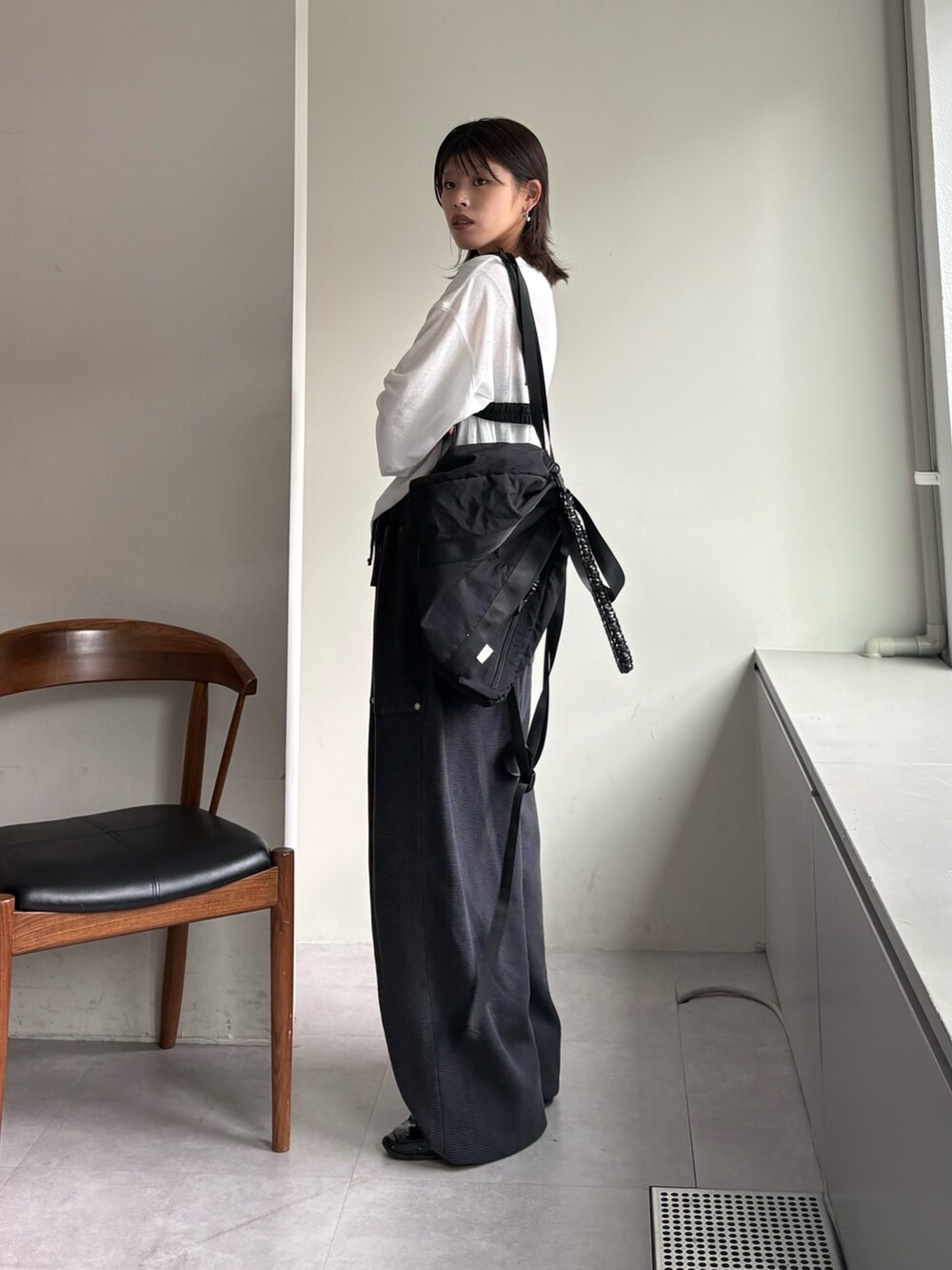 ブラック系のキャミソール、ブラック系のスウェットパンツ、ホワイト系のTシャツ/カットソーを着用したレディースの春コーディネートの2枚目の写真