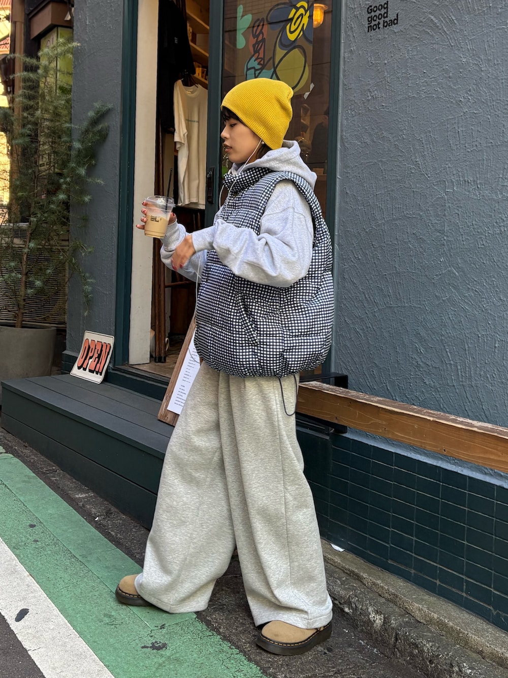 グレー系のパーカー、ブルー系のベスト、グレー系のその他パンツを着用したレディースの秋コーディネートの3枚目の写真