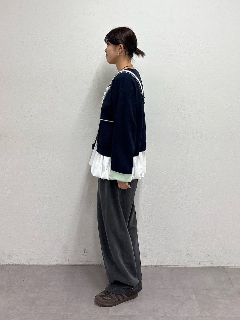 ブルー系のカーディガン/ボレロ、ホワイト系のTシャツ/カットソー、グレー系のその他パンツを着用したレディースの冬コーディネートの2枚目の写真