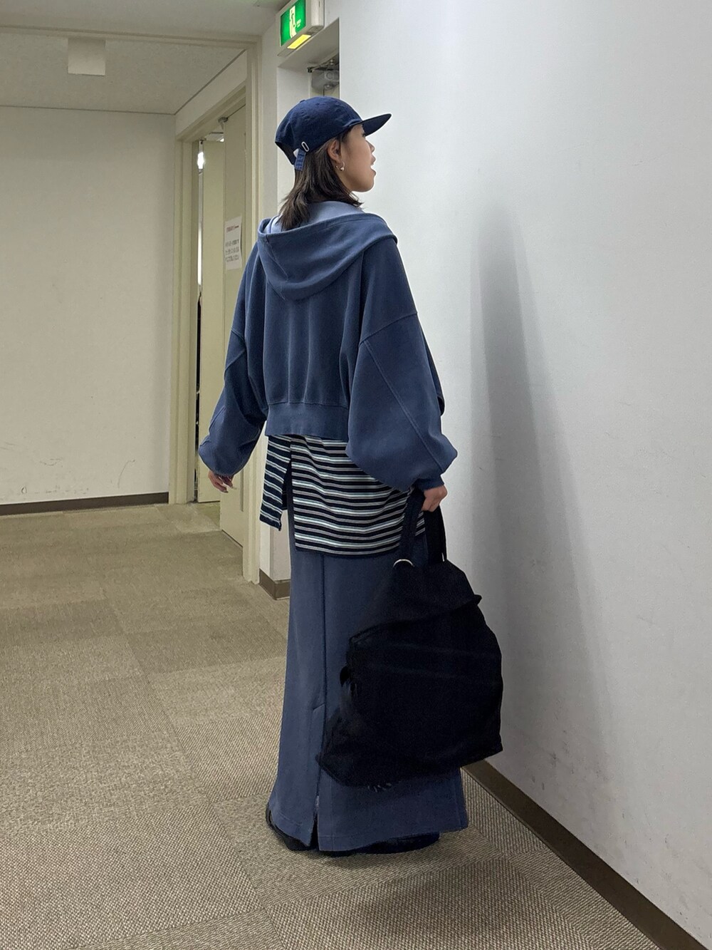 ブルー系のパーカー、ブルー系のTシャツ/カットソー、ブルー系のキャップを着用したレディースの春コーディネートの4枚目の写真