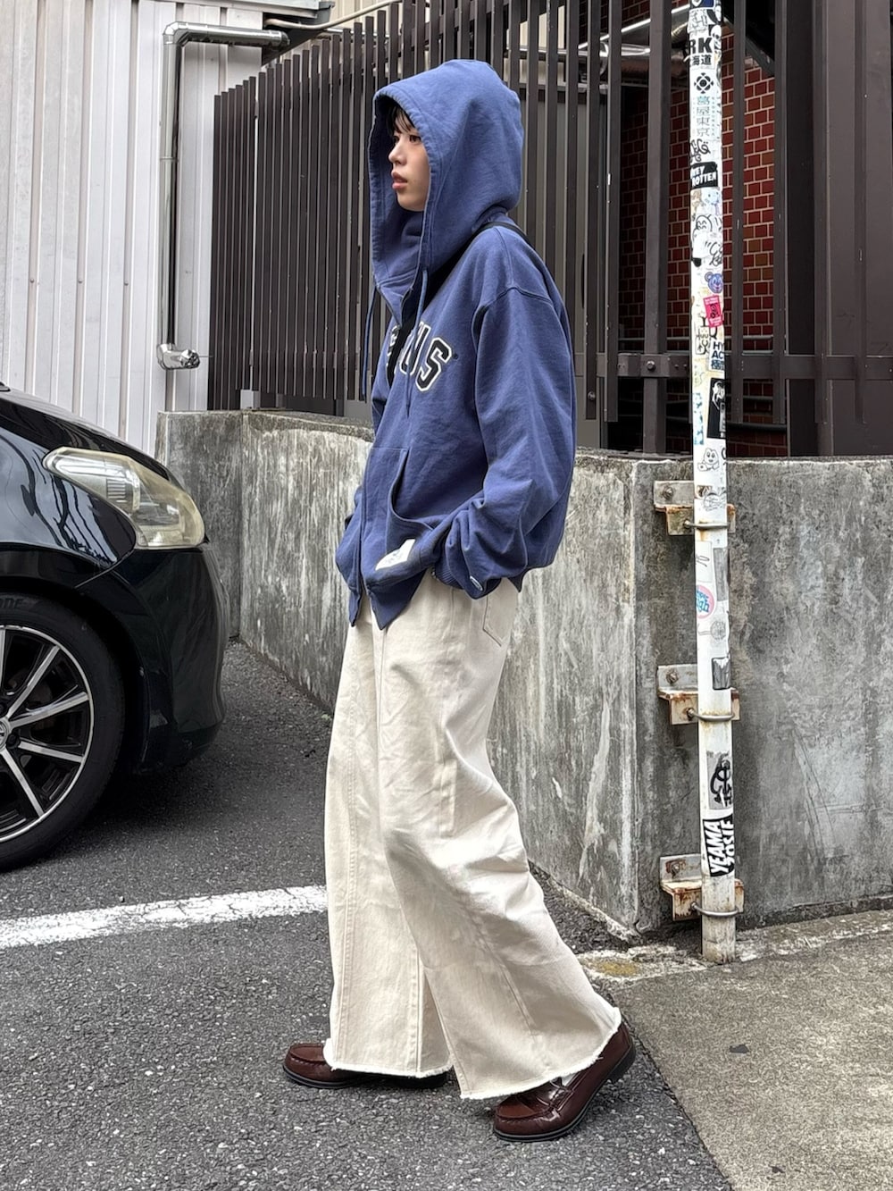 ブルー系のパーカー、ホワイト系のTシャツ/カットソー、ホワイト系のデニムパンツを着用したレディースの秋コーディネートの2枚目の写真