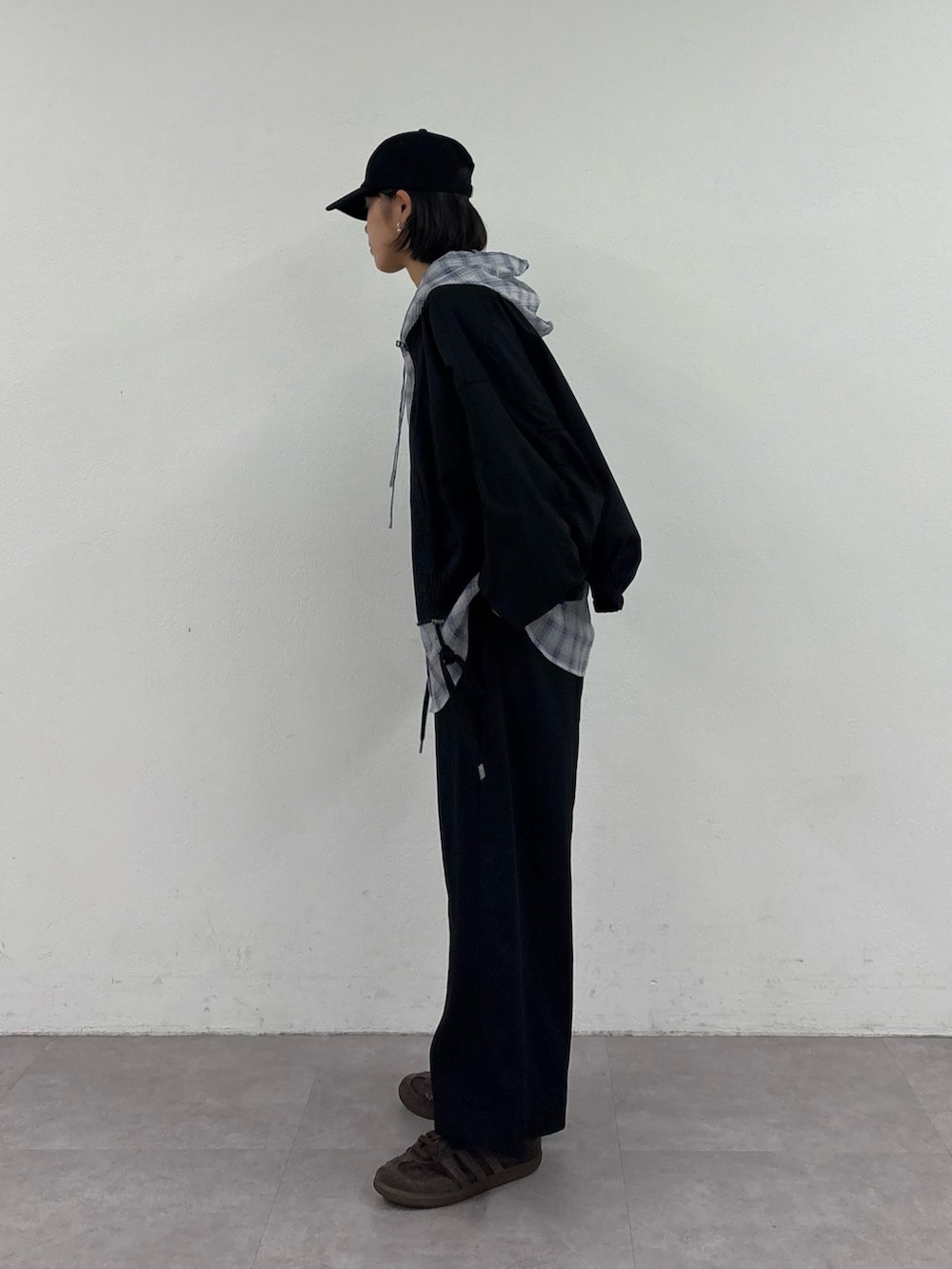 ブルー系のシャツ/ブラウス、ブラック系のブルゾン、ブラック系のデニムパンツを着用したレディースの秋コーディネートの4枚目の写真