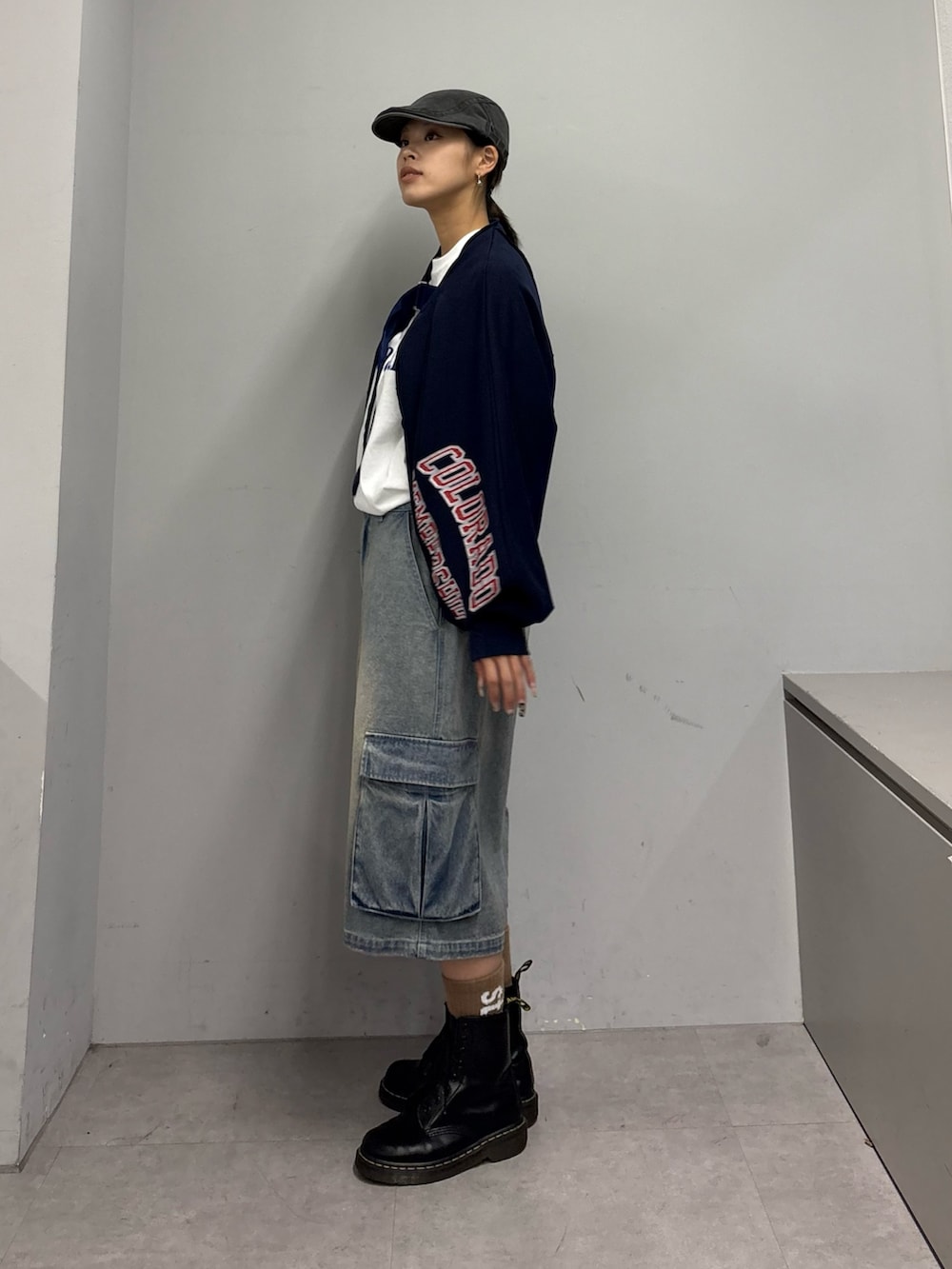 ホワイト系のTシャツ/カットソー、ブルー系のスカート、ブルー系のその他パンツを着用したレディースの春コーディネートの3枚目の写真