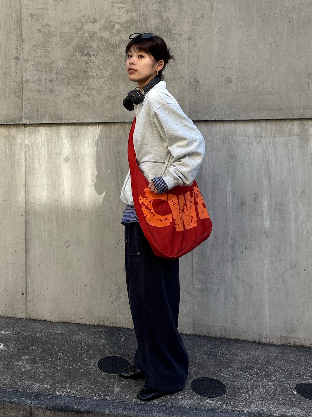 グレー系のスウェット、ブルー系のシャツ/ブラウス、ブラック系のスウェットパンツを着用したレディースの春コーディネートの2枚目の写真