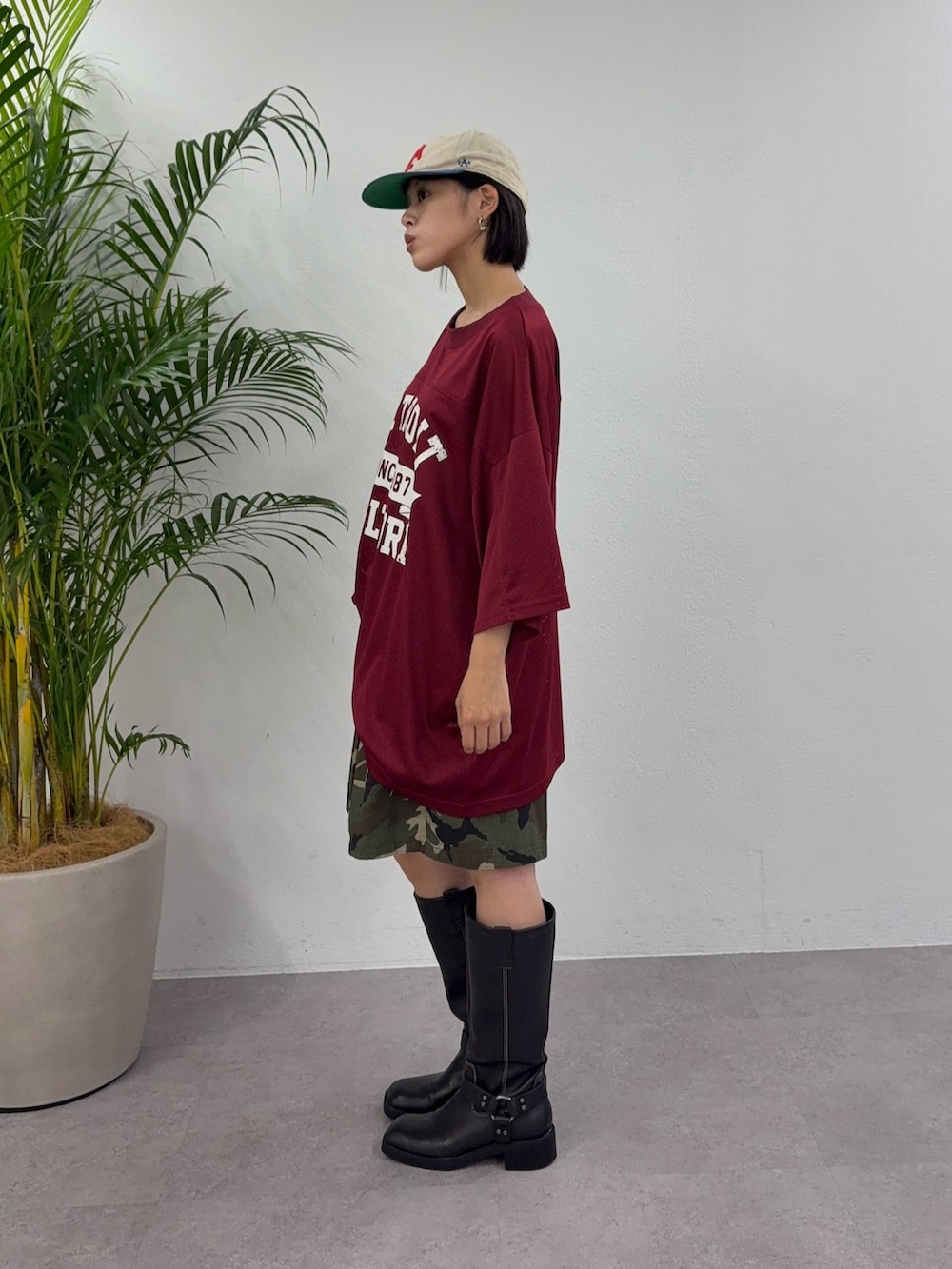 レッド系のTシャツ/カットソー、グリーン系のその他パンツを着用したレディースの夏コーディネートの2枚目の写真