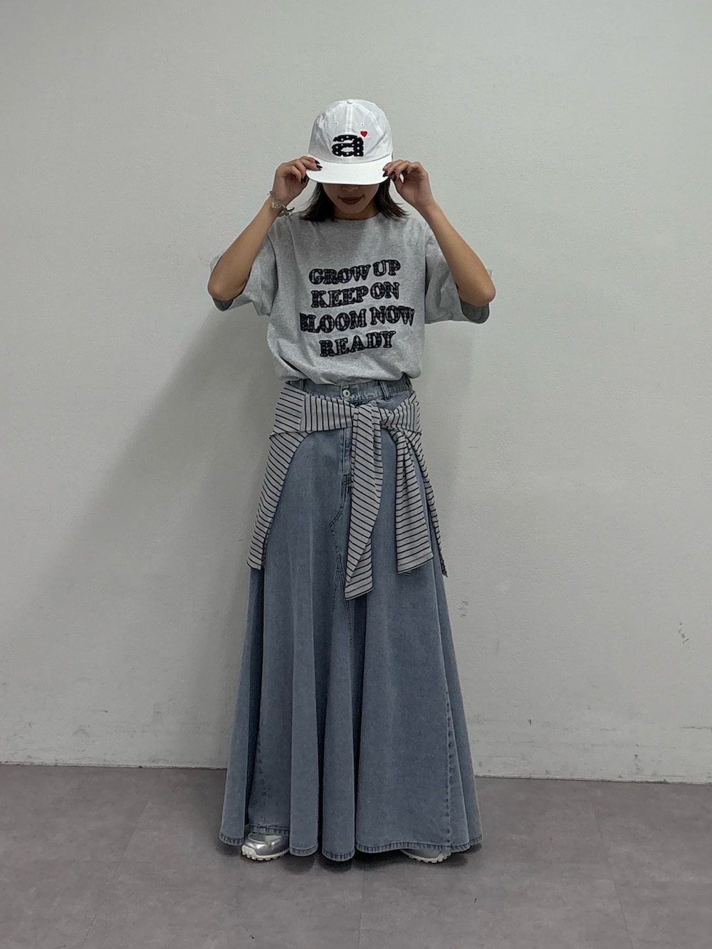 グレー系のTシャツ/カットソー、ブルー系のスカート、グレー系のTシャツ/カットソーを着用したレディースの春コーディネートの2枚目の写真