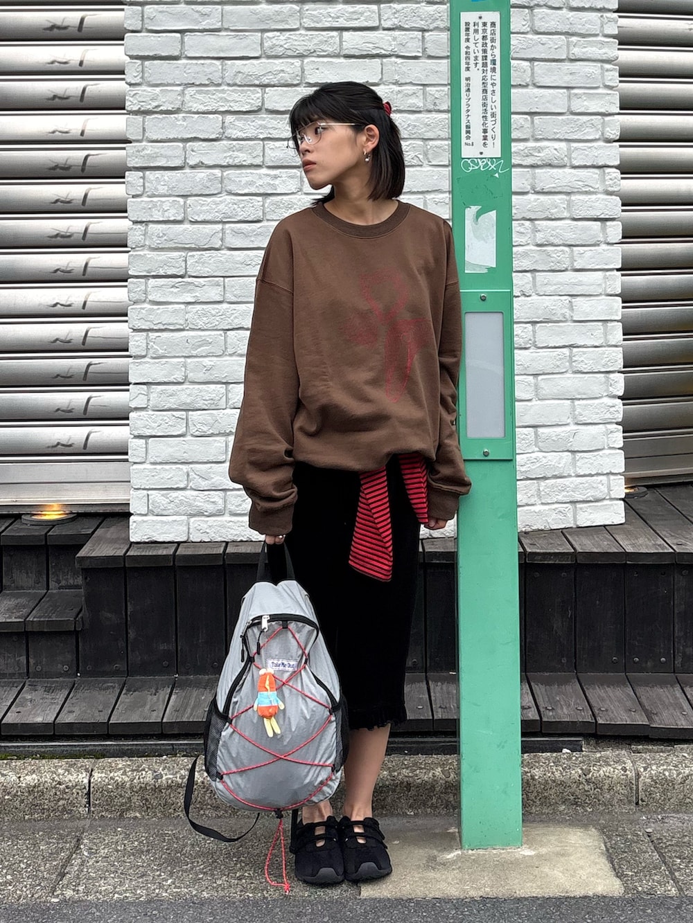 ブラウン系のスウェット、ブラック系のその他パンツ、レッド系のTシャツ/カットソーを着用したレディースの秋コーディネートの2枚目の写真