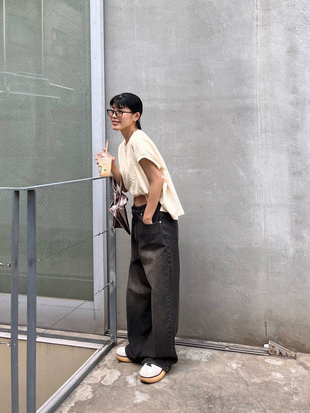 ホワイト系のTシャツ/カットソーを着用したレディースの夏コーディネートの2枚目の写真