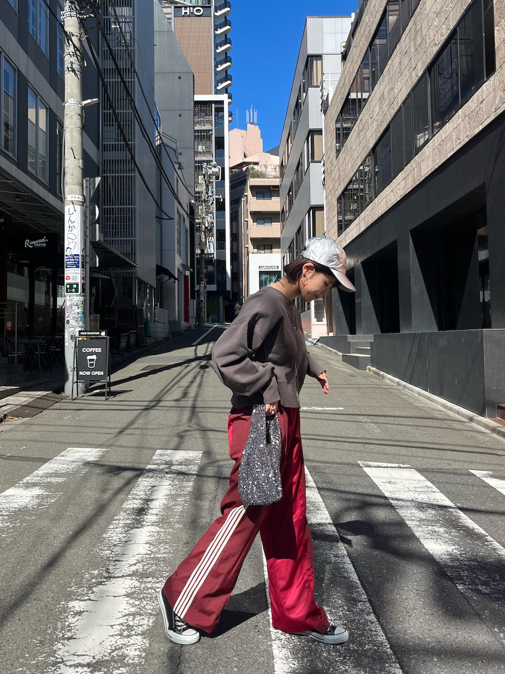 グレー系のスウェット、レッド系のその他パンツ、グレー系のハンドバッグを着用したレディースの春コーディネートの2枚目の写真