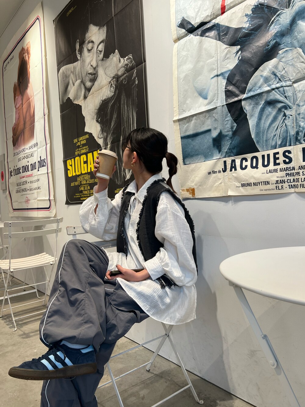 グレー系のカーゴパンツ、ブラック系のジャケット/アウター、ホワイト系のシャツ/ブラウスを着用したレディースの春コーディネートの3枚目の写真