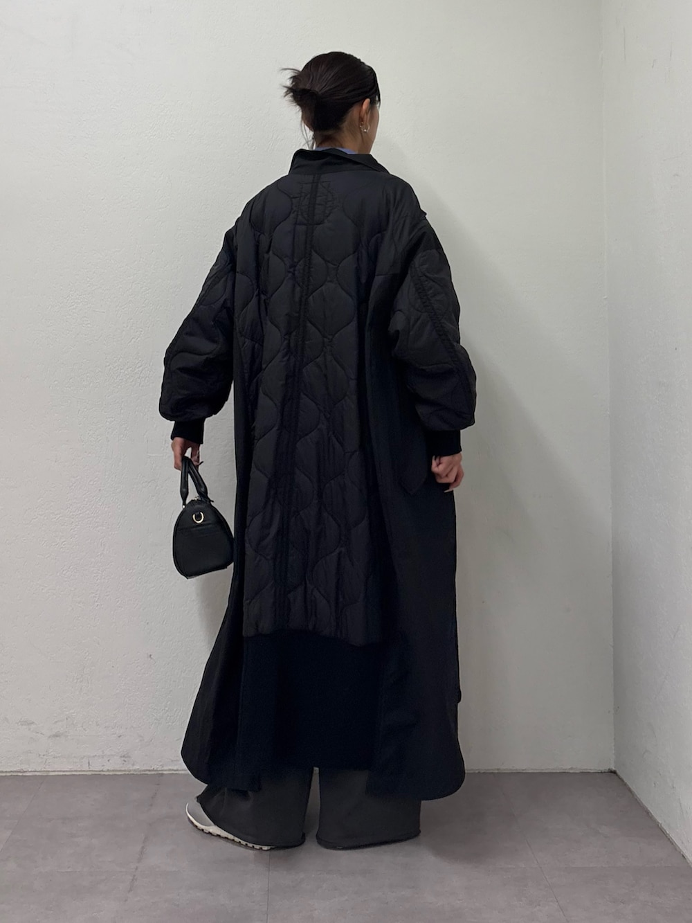 ブラック系のモッズコート、ブルー系のシャツ/ブラウス、グレー系のスウェットパンツを着用したレディースの冬コーディネートの3枚目の写真