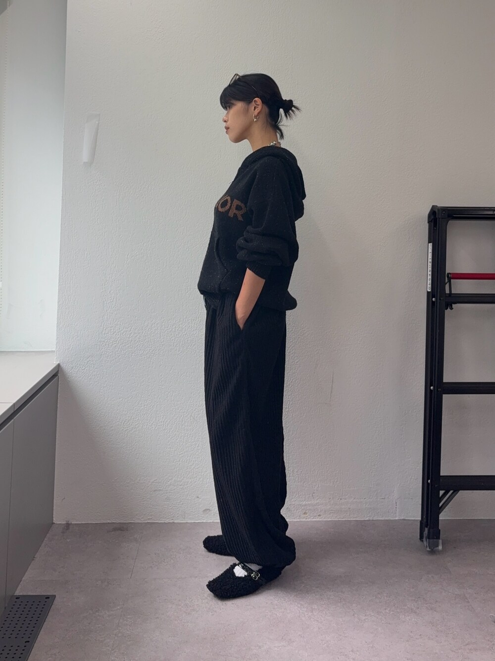 ブラック系のパーカー、ブラック系のその他パンツ、ブラック系のその他シューズを着用したレディースの秋コーディネートの2枚目の写真