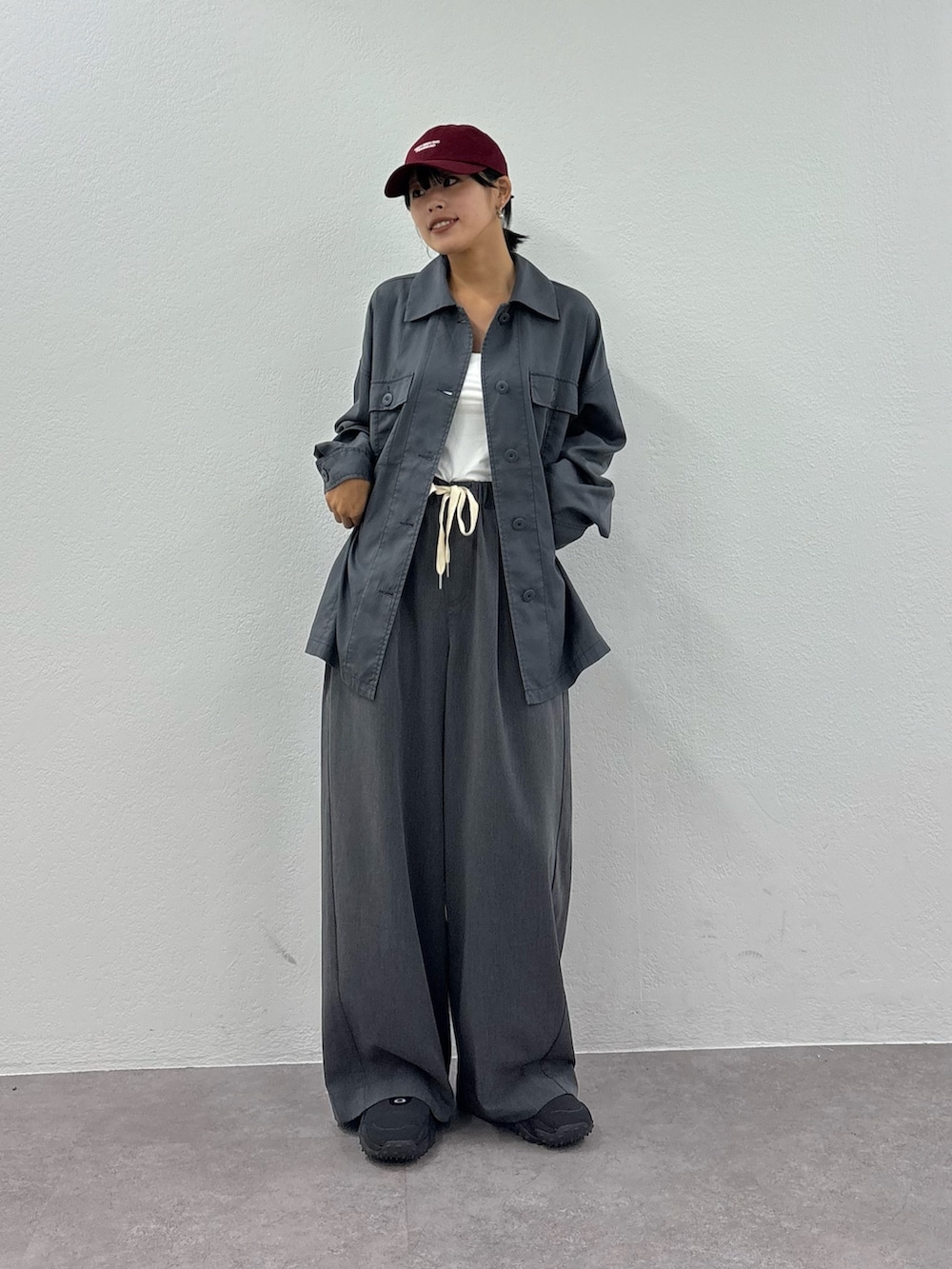 「セットあっぷ、セット、セットアップ、セットアップスタイル、秋服、秋のコーデ、キレイめコーデ、オトナカワイイ、大人ファッション、おしゃれさんと繋がりたい、おでかけコーデ、初秋のパンツスタイル、お洒落さんとつながりたい、今日のコーデ、大人コーデ」｜「CIAOPANIC TYPYのひんやりテンセルオーバーシャツ（シャツ/ブラウス、グレー系）」を使った、kkyn78さん（レディース・159cm）の秋コーディネートの2枚目の写真
