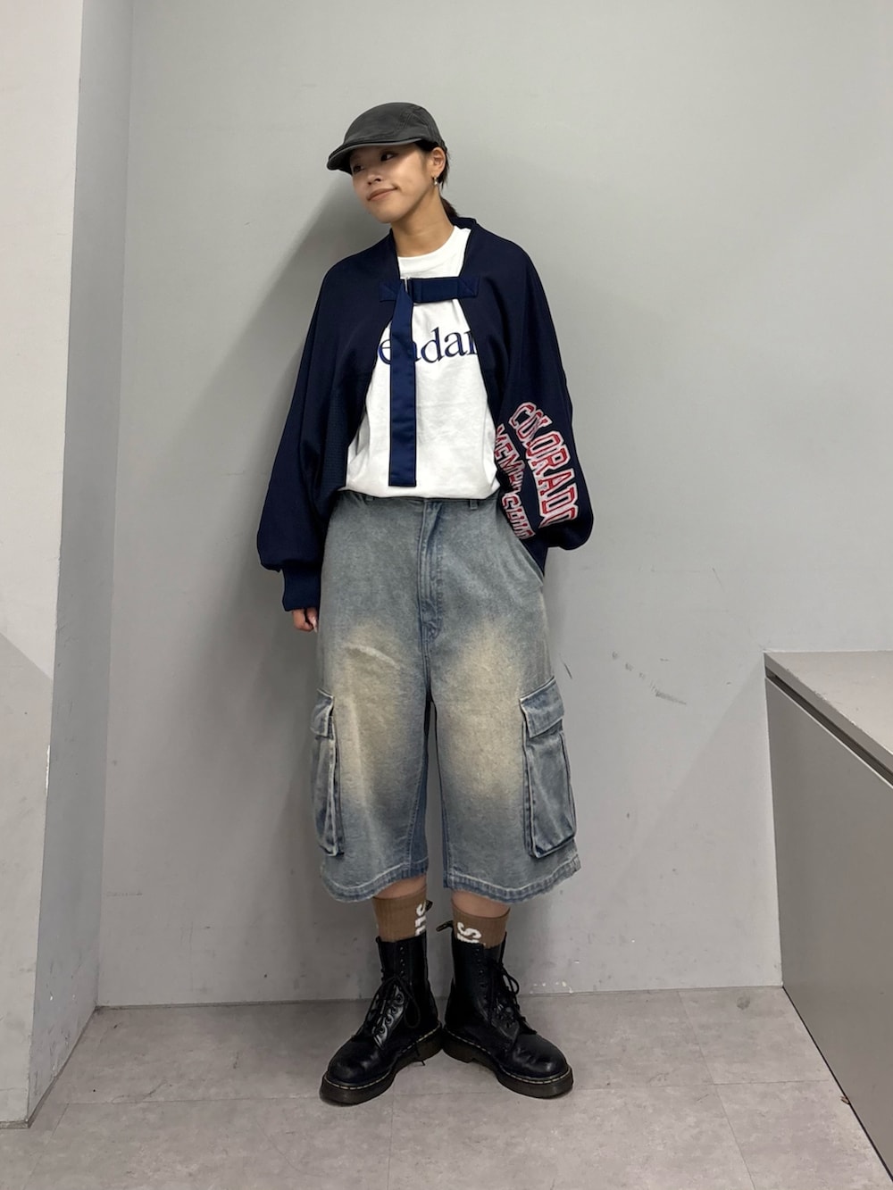 ホワイト系のTシャツ/カットソー、ブルー系のスカート、ブルー系のその他パンツを着用したレディースの春コーディネートの2枚目の写真