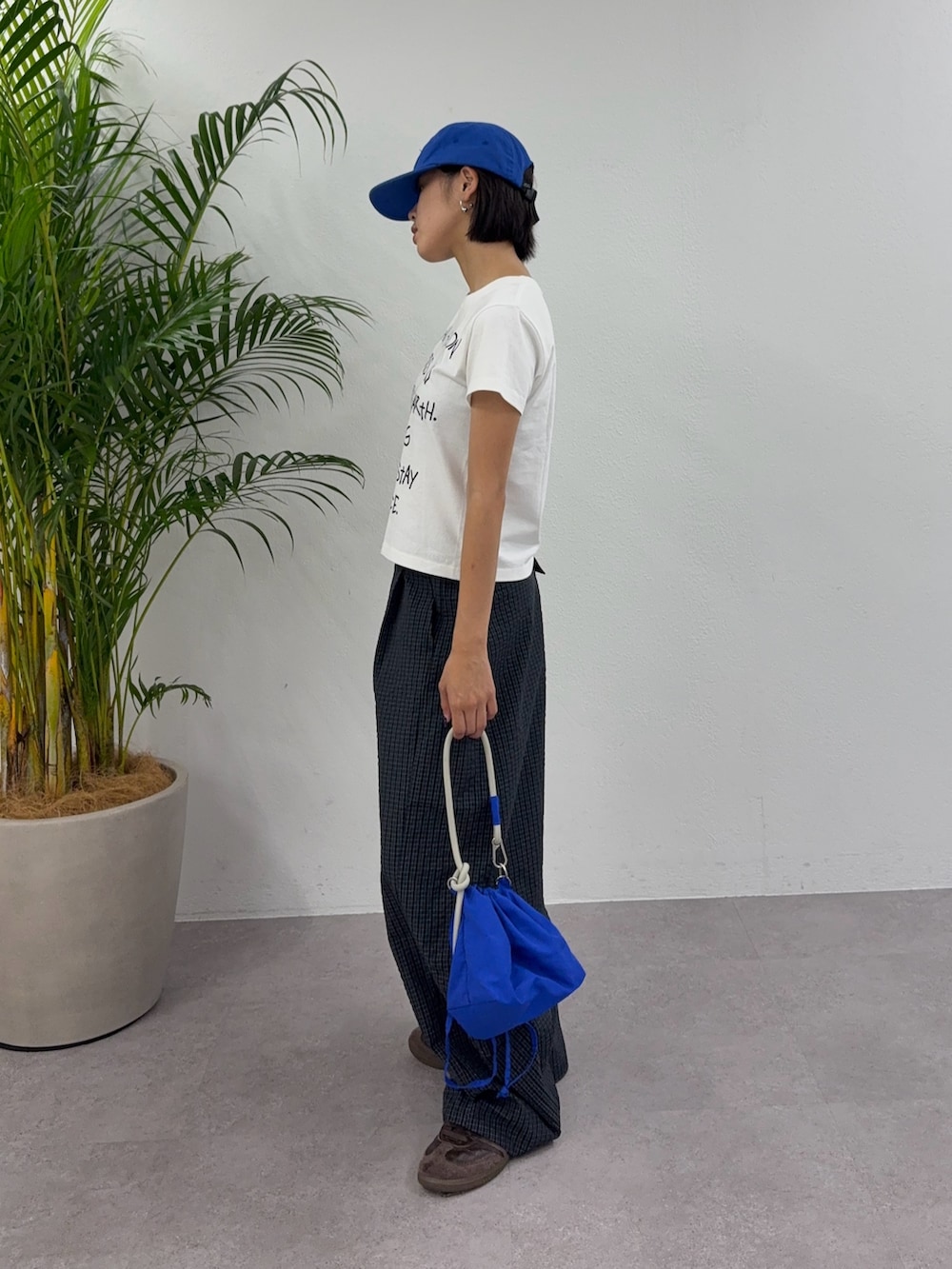 ホワイト系のTシャツ/カットソー、ブラック系のその他パンツ、ブルー系のショルダーバッグを着用したレディースの夏コーディネートの2枚目の写真