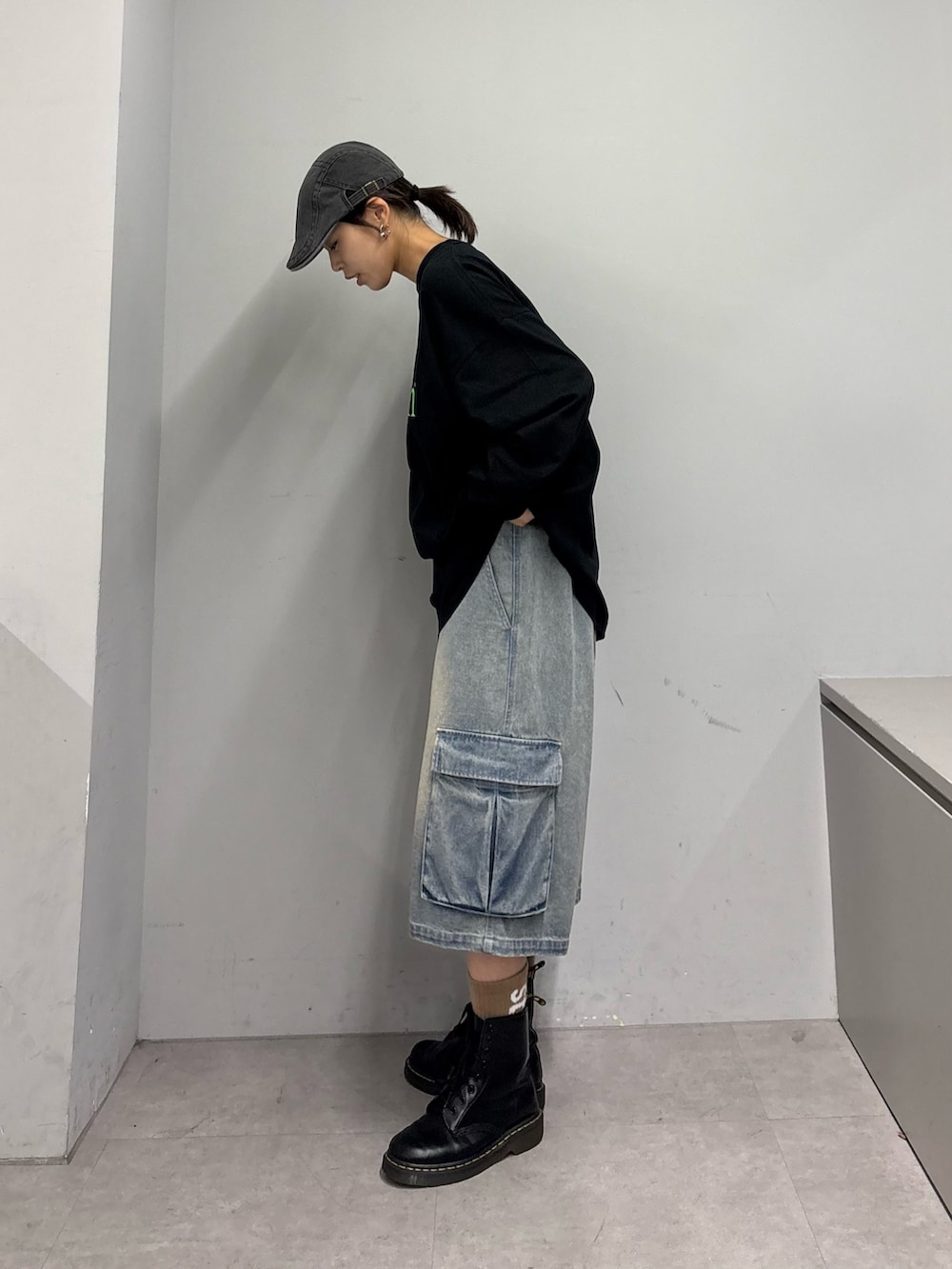 ブラック系のTシャツ/カットソー、ブルー系のその他パンツを着用したレディースの春コーディネートの2枚目の写真