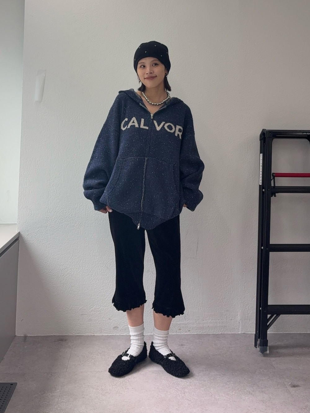 ブルー系のパーカー、ブラック系のその他パンツ、ブラック系のその他シューズを着用したレディースの秋コーディネートの2枚目の写真